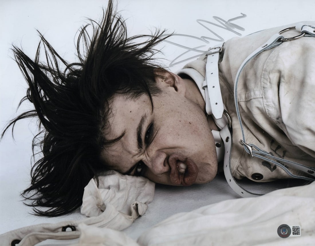 Yungblud Autographed 11x14 Photo Beckett Authenticated: Yungblud Autographed 11x14 Photo Beckett Authenticated This stunning 11" x 14" photograph features Yungblud in a close-up pose, showcasing his signature style. The photo is authentically signed by Yun