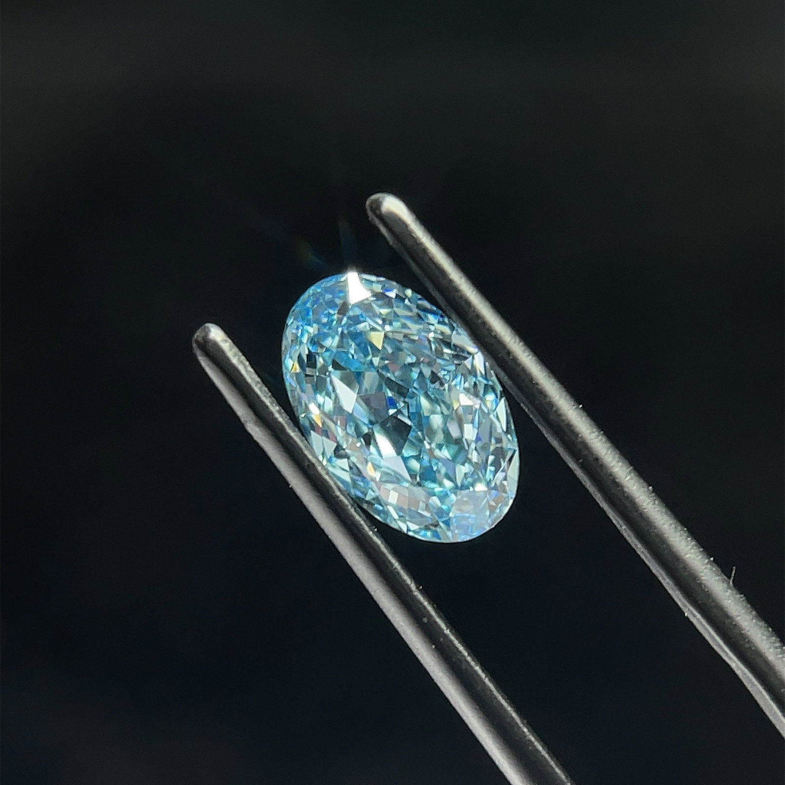 Loose Diamond - OVAL 1.47ct Fancy Vivid Blue VS1: Loose Diamond - OVAL 1.47ct Fancy Vivid Blue VS1 Source: This is a real non-mined Diamond that has been grown in a lab Shape: OVAL Carats: 1.47 Color: Fancy Vivid Blue Certification: IGI Video: