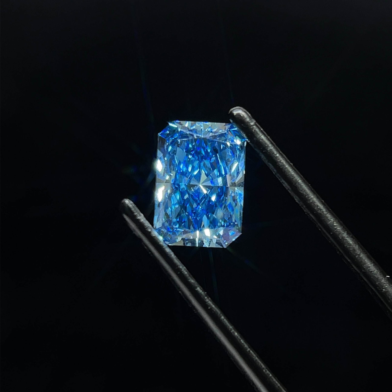 Loose Diamond - RADIANT 1.52ct Fancy Vivid Blue VS1: Loose Diamond - RADIANT 1.52ct Fancy Vivid Blue VS1 Source: This is a real non-mined Diamond that has been grown in a lab Shape: RADIANT Carats: 1.52 Color: Fancy Vivid Blue Certification: IGI Video: