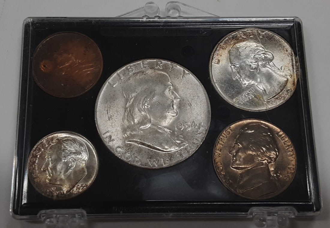 1954 Uncirculated 15-Coin Set from Philadelphia Denver San Francisco in Plastic Case: 1954 Uncirculated 15-Coin Set from Philadelphia Denver San Francisco in Plastic Case This is a privately assembled 1954 U.S. Silver Year Set featuring 15 uncirculated coins from the Philadelphia, Denv