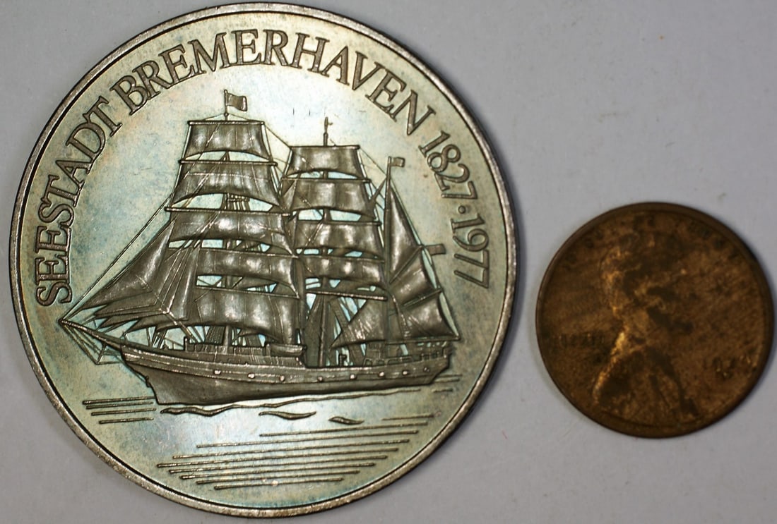 German Silver Trident Medal Commemorating Seestadt Bremerhaven 1827 to 1977: German Silver Trident Medal Commemorating Seestadt Bremerhaven 1827 to 1977 This is an uncirculated German commemorative medal celebrating Seestadt Bremerhaven from 1827 to 1977. The medal features a 