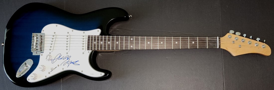 Judd Apatow Signed Electric Guitar Authenticated by JSA: Judd Apatow Signed Electric Guitar Authenticated by JSA This is a pre-owned electric guitar signed by Judd Apatow, featuring a genuine autograph authenticated by James Spence Authentication (JSA). The