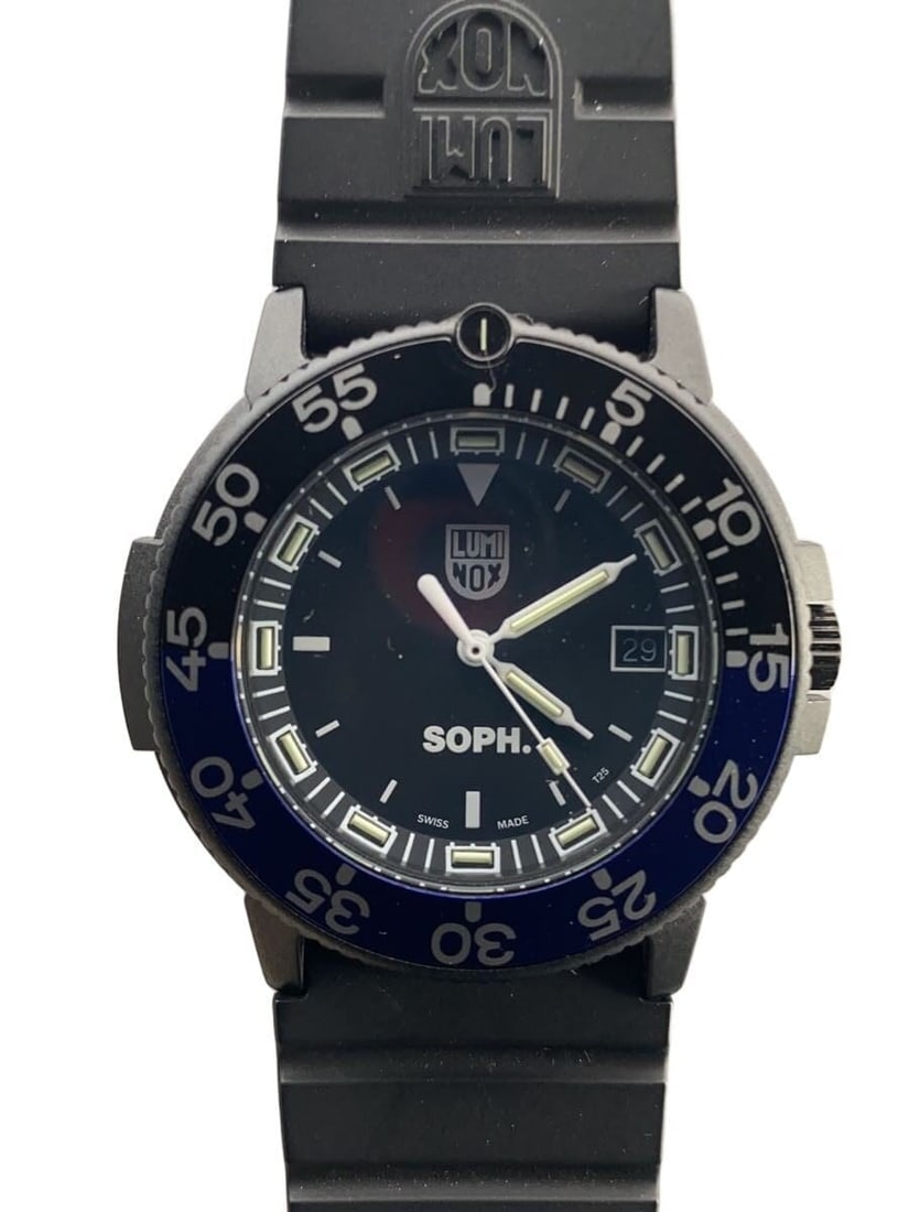 Luminox Sophnet Quartz Ref 3001 Black Rubber Men's Wristwatch: Luminox Sophnet Quartz Ref 3001 Black Rubber Men's Wristwatch This LUMINOX x SOPHNET. men's wristwatch features a quartz movement and a black rubber band. The watch is Swiss-made and has a black case 