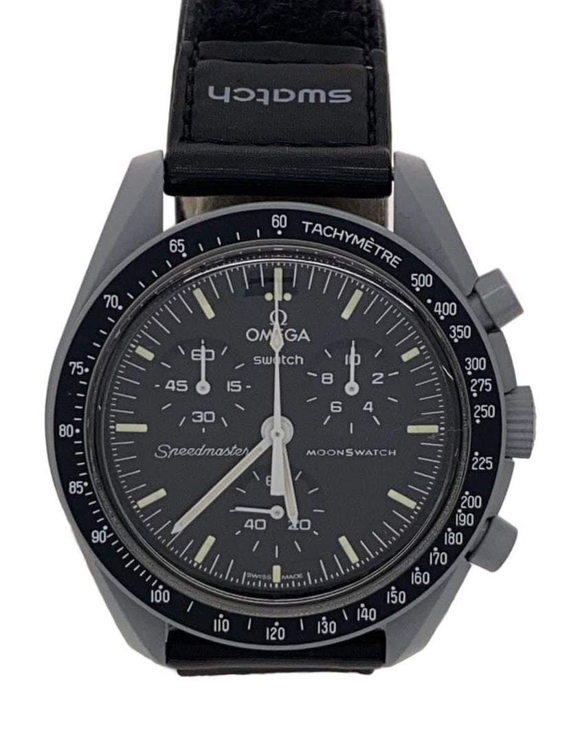 OMEGAxSWATCH Mission to the Moon Swiss Men's Wristwatch: OMEGAxSWATCH Mission to the Moon Swiss Men's Wristwatch This OMEGAxSWATCH Mission to the Moon men's wristwatch features a Swiss-made design with a modern aesthetic. The watch is pre-owned and shows sl