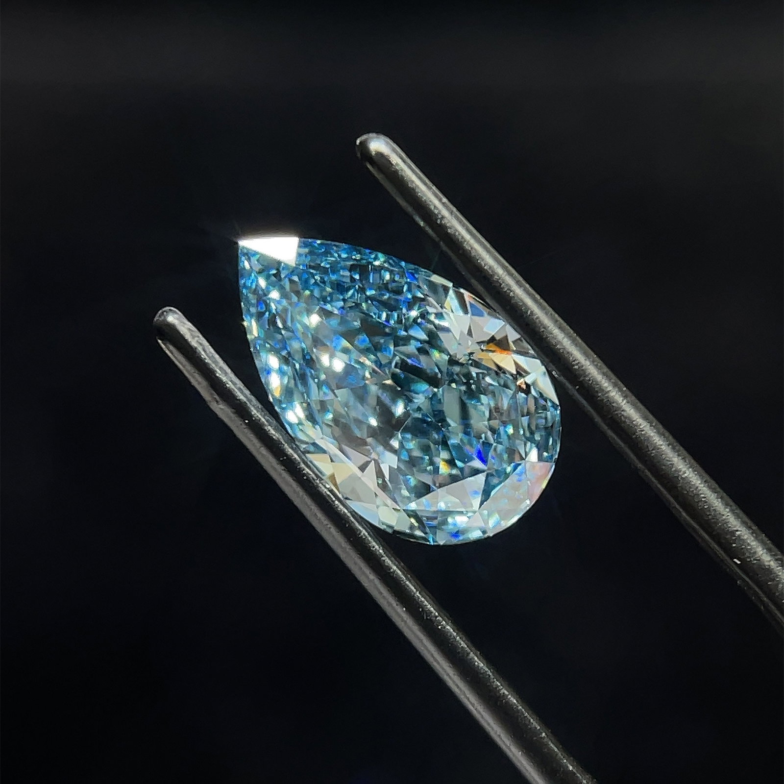 Loose Diamond - PEAR 3.0ct Fancy Vivid Blue VVS2: Loose Diamond - PEAR 3.0ct Fancy Vivid Blue VVS2 Source: This is a real non-mined Diamond that has been grown in a lab Shape: PEAR Carats: 3.0 Color: Fancy Vivid Blue Certification: IGI Video: