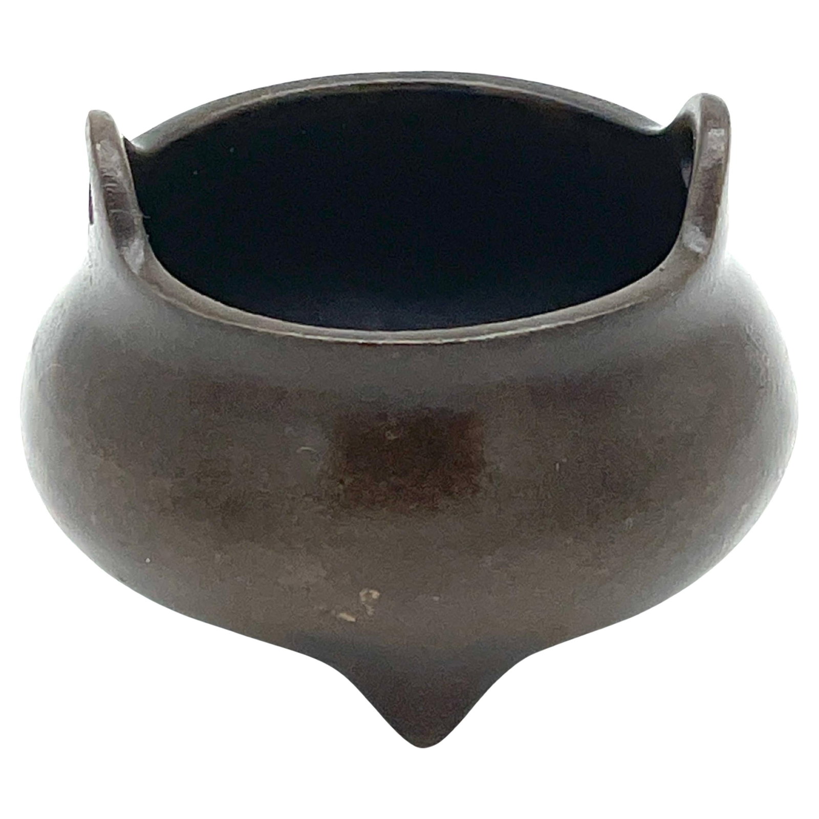 Chinese Bronze Censor with Handles Signed 20th Century: Chinese Bronze Censor with Handles Signed 20th Century This exquisite Chinese bronze censor, dating from the 20th century or earlier, showcases traditional craftsmanship with its one-piece casting in 