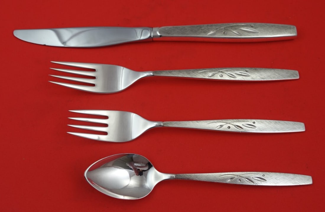 Oneida Will-O-Wisp Sterling Silver 4-Piece Place Setting: Oneida Will-O-Wisp Sterling Silver 4-Piece Place Setting Enhance your dining experience with this exquisite 4-piece place setting from the Will-O-Wisp pattern by Oneida. Crafted from high-quality ster