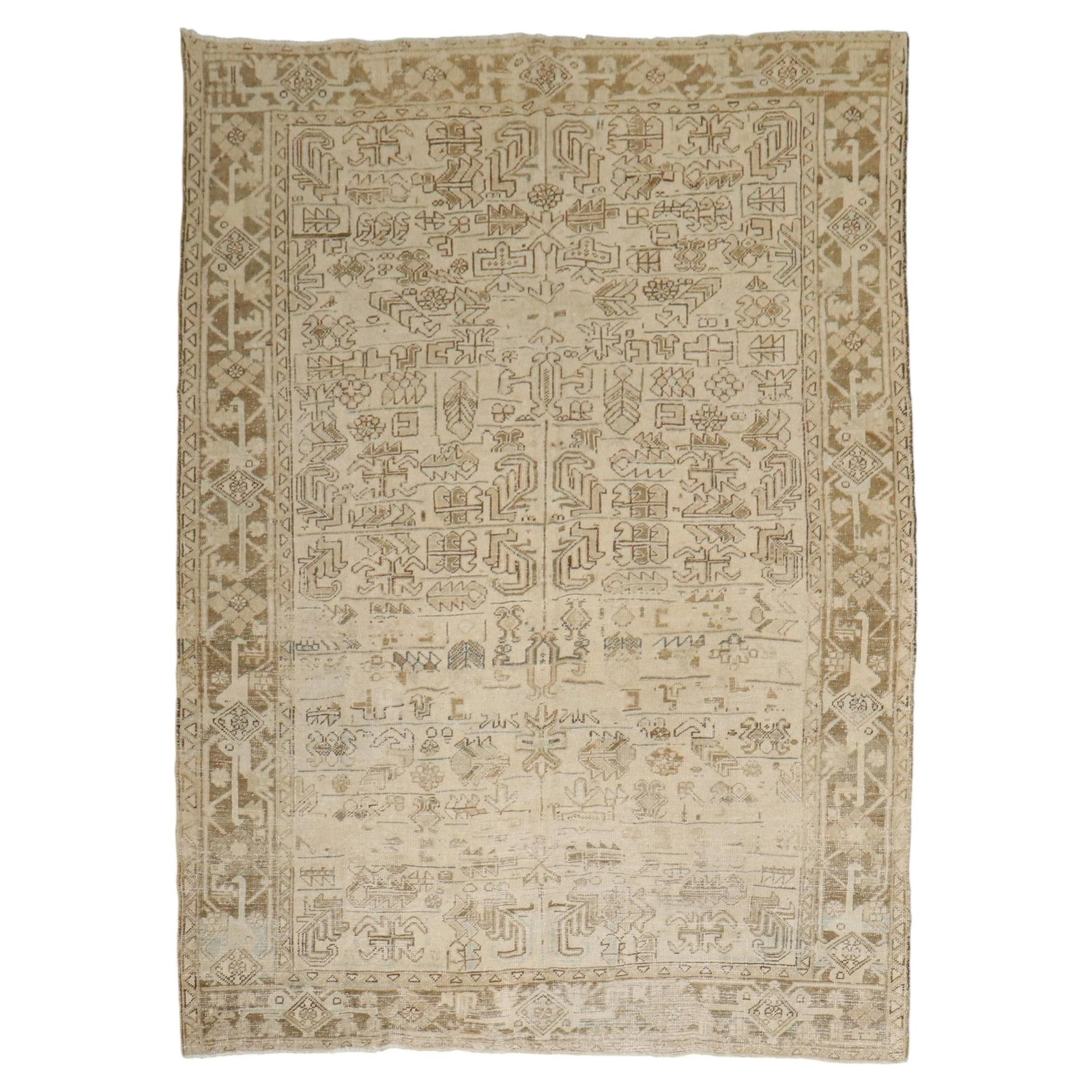 Large Early 20th Century Persian Heriz Wool Rug 7'6 x 10'2 Hand-Knotted: Large Early 20th Century Persian Heriz Wool Rug 7'6 x 10'2 Hand-Knotted This early 20th-century Persian Heriz rug features a neutral color palette and showcases distinctive large-scale motifs characte