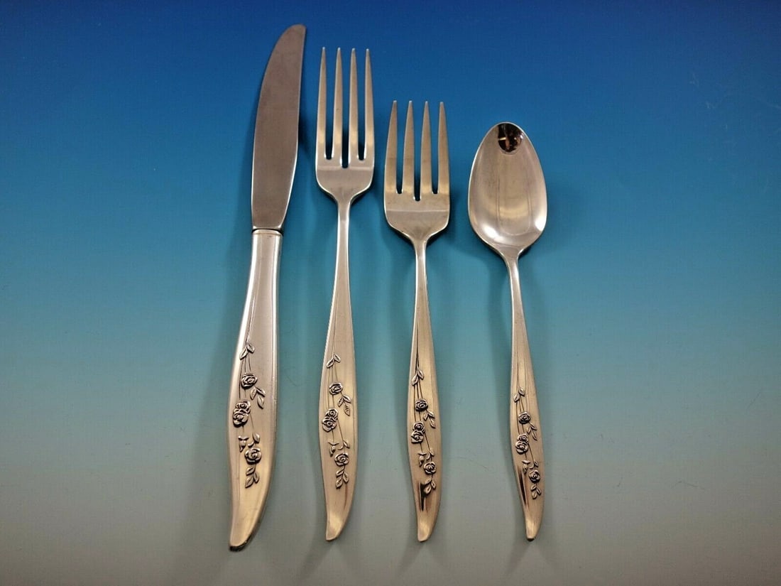 Oneida Young Love Sterling Silver 4pc Place Setting: Oneida Young Love Sterling Silver 4pc Place Setting Enhance your dining experience with this exquisite 4-piece regular size place setting from Oneida, featuring the elegant Young Love pattern. Crafted