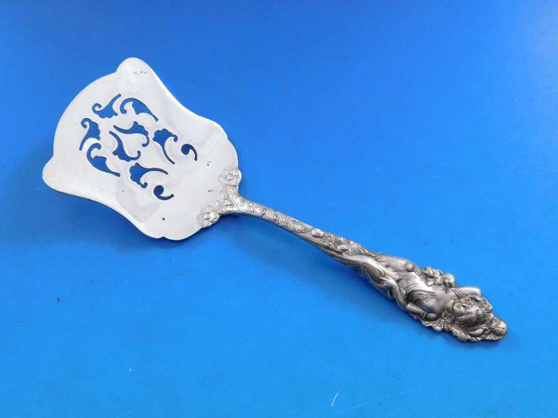Reed and Barton Love Disarmed Sterling Silver 6 1/4 Inch Petit Four Server: Reed and Barton Love Disarmed Sterling Silver 6 1/4 Inch Petit Four Server This exquisite petit four server, crafted by Reed and Barton, features the elegant 'Love Disarmed' pattern. Made of high-qual