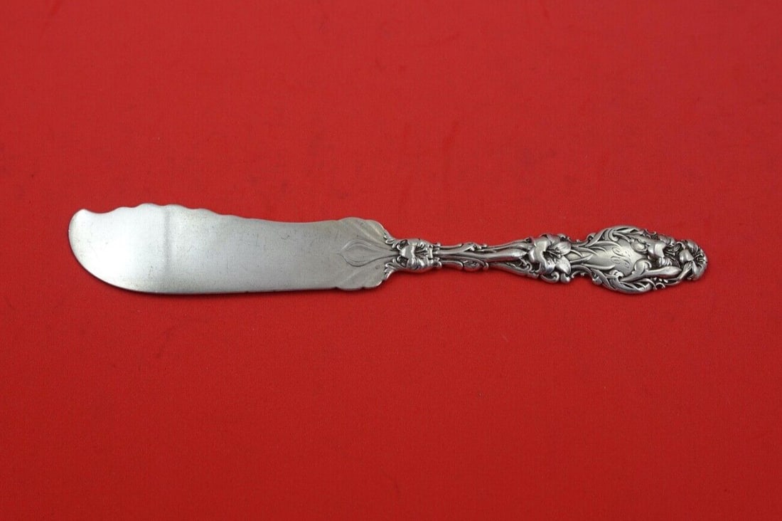 Whiting Lily Sterling Silver Fish Knife 7 1/4 Inches Monogrammed: Whiting Lily Sterling Silver Fish Knife 7 1/4 Inches Monogrammed Introducing the Lily by Whiting Sterling Silver Fish Knife, a beautifully crafted piece that showcases the elegant Lily pattern. This k