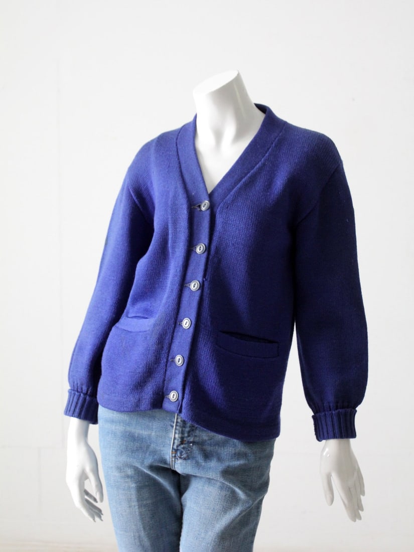 Charming Vintage Royal Blue Cardigan Sweater with Pockets: Charming Vintage Royal Blue Cardigan Sweater with Pockets Discover a charming vintage blue cardigan sweater, crafted in a rich royal blue knit. This unique piece features six button closures and conve