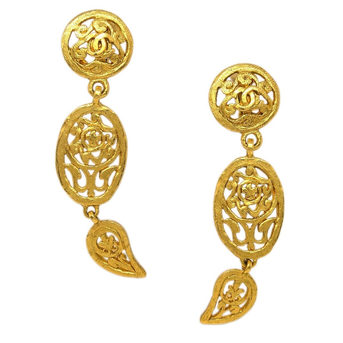 Chanel Gold Plated Logo Clip On Dangle Earrings 95A: Chanel Gold Plated Logo Clip On Dangle Earrings 95A Chanel clip-on dangle earrings in gold-plated metal with a logo theme. Marked 95A and made in France, this pair is presented in very good condition 