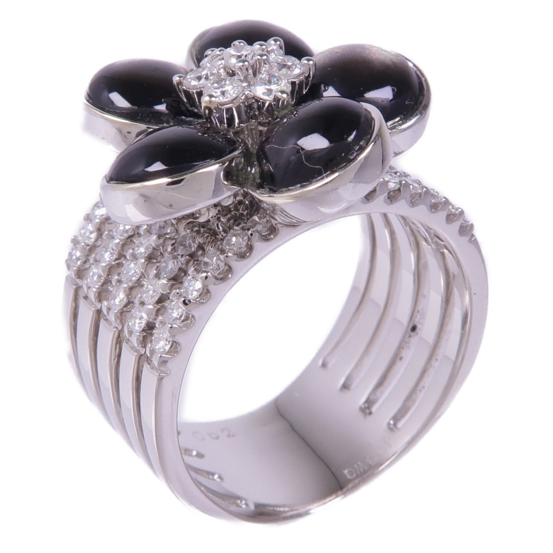 Sapphire Diamond Ring in 18K White Gold Size 5.25: Sapphire Diamond Ring in 18K White Gold Size 5.25 This stunning ring features a beautiful combination of sapphire and diamond, crafted from luxurious 18K white gold. The ring is designed in a classic 