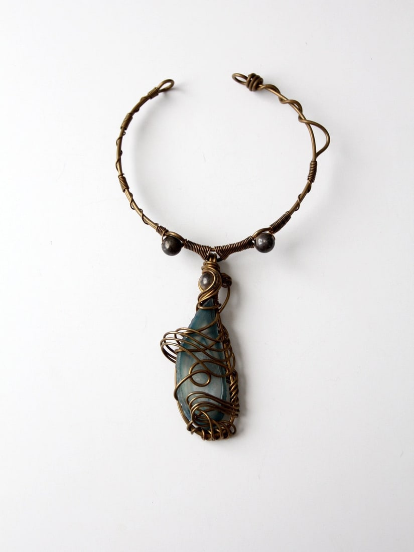 Mid-Century Brutalist Brass Choker with Light Blue Agate Pendant: Mid-Century Brutalist Brass Choker with Light Blue Agate Pendant Discover a stunning mid-century brutalist choker necklace featuring a captivating large light blue agate stone set within a uniquely cr