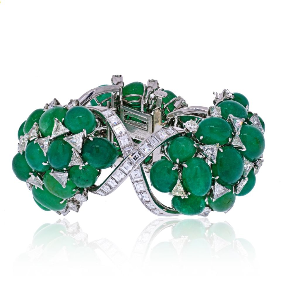 David Webb Platinum Emerald Diamond Flexible Bracelet 30 Cts: David Webb Platinum Emerald Diamond Flexible Bracelet 30 Cts This exquisite David Webb flexible bracelet is crafted in luxurious platinum and showcases a stunning design inspired by nature. The bracel