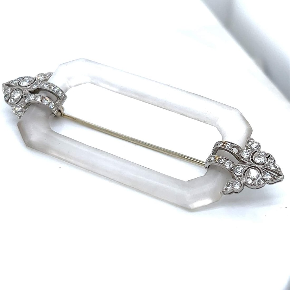 Art Deco Platinum Brooch with 44 Diamonds 1.25 Ct F-G VVS-VS: Art Deco Platinum Brooch with 44 Diamonds 1.25 Ct F-G VVS-VS This stunning Art Deco brooch is crafted from platinum and adorned with 44 sparkling diamonds, totaling approximately 1.25 carats. The diam
