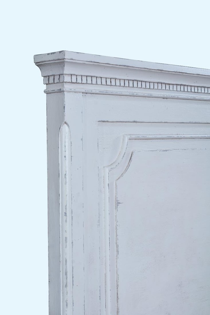 Edwardian Style White King Bed: Edwardian Style White King Bed This Edwardian Inspired Antique Style King Bed exudes timeless elegance with its antique white finish. Designed to replicate the charm of vintage furniture, this bed fea