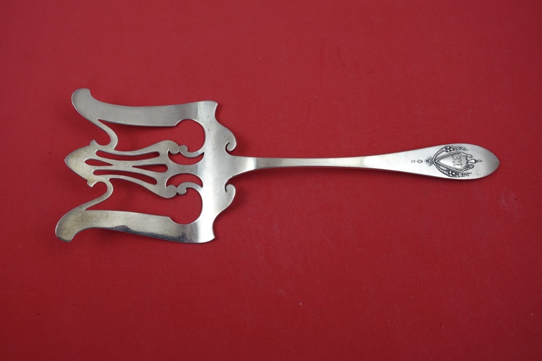 Lunt Mount Vernon Sterling Silver Asparagus Fork 9 1/8 Inch: Lunt Mount Vernon Sterling Silver Asparagus Fork 9 1/8 Inch This elegant Mount Vernon serving fork by Lunt is crafted from sterling silver, showcasing a timeless design. Measuring 9 1/8 inches, it fea