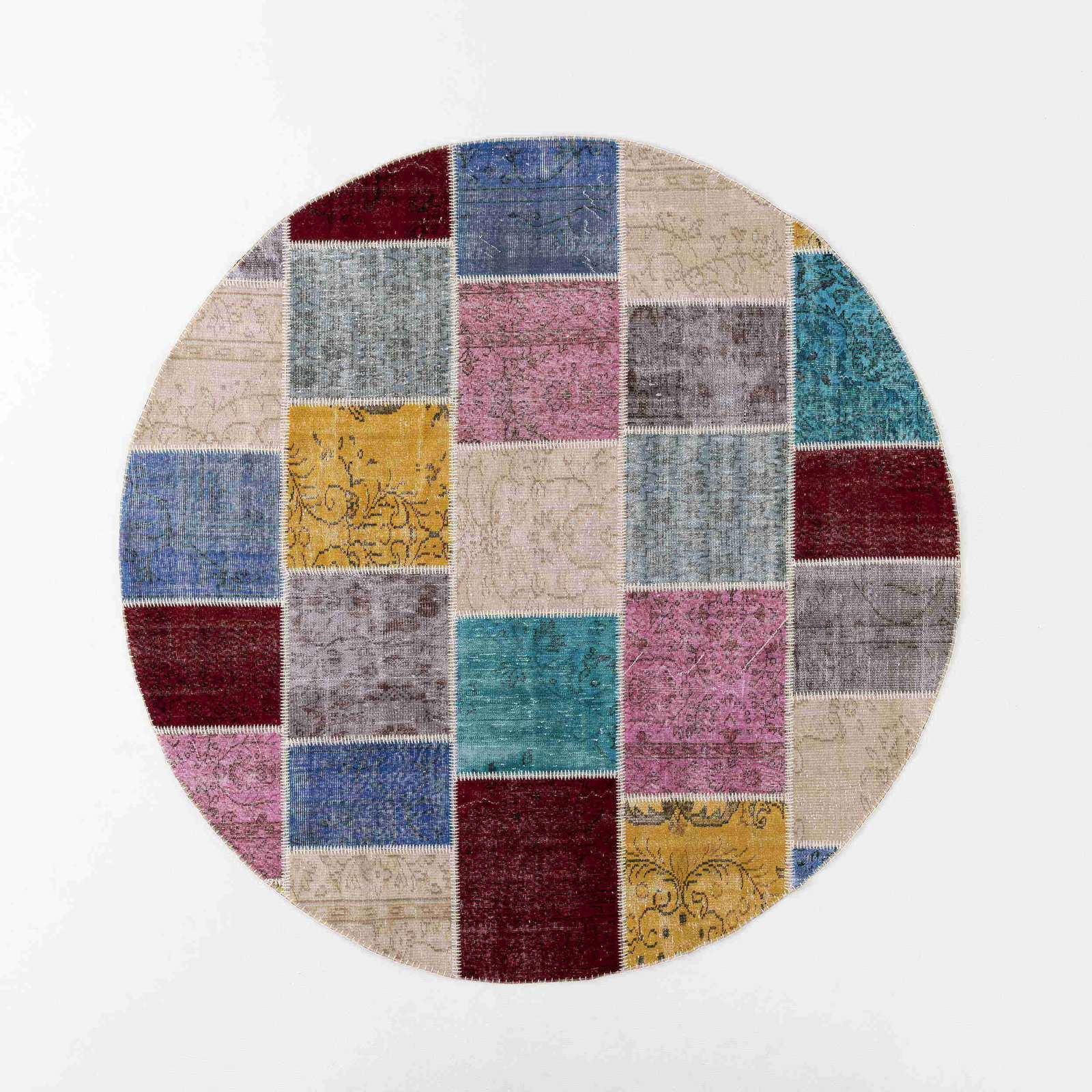 Authentic Handmade Round Patchwork Wool Carpet 98.4": Authentic Handmade Round Patchwork Wool Carpet 98.4" Discover the exquisite craftsmanship of this authentic handmade patchwork carpet, featuring a unique design made from high-quality wool on wool. Th