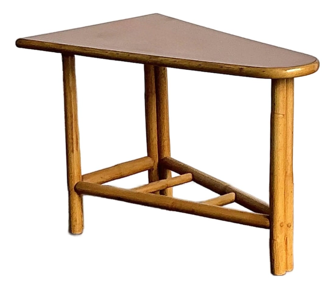 1950s rattan wedge side table 30 x 18.75 x 20: 1950s rattan wedge side table 30 x 18.75 x 20 This vintage 1950s side table features a distinctive pie slice silhouette, embodying the organic geometry and natural materiality characteristic of tropic