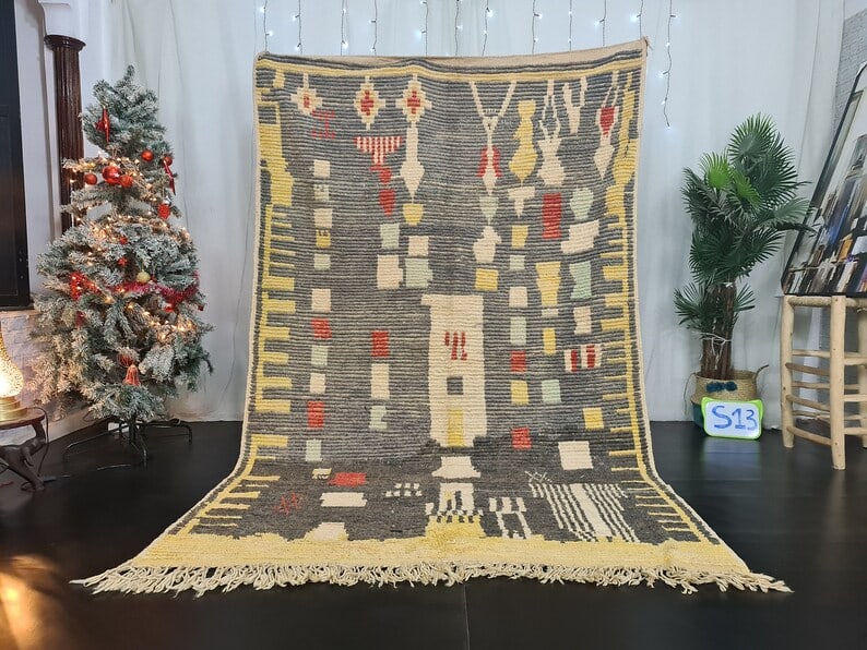 Elegant Handwoven Moroccan Rug 8 x 5 Feet 100% Wool: Elegant Handwoven Moroccan Rug 8 x 5 Feet 100% Wool Discover the beauty of this Elegant Authentic Rug, handwoven in the Atlas Mountains by skilled local Berber women weavers. Crafted with traditional 