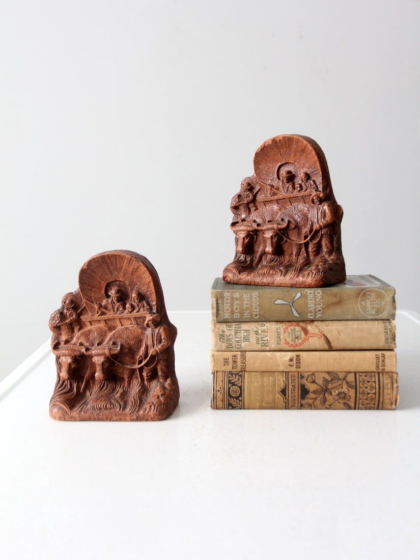 Vintage Syroco 1950s Covered Wagon Bookends Pair: Vintage Syroco 1950s Covered Wagon Bookends Pair This charming pair of vintage Syroco bookends from the 1950s features a classic covered wagon design, perfect for adding a touch of the Wild West to yo