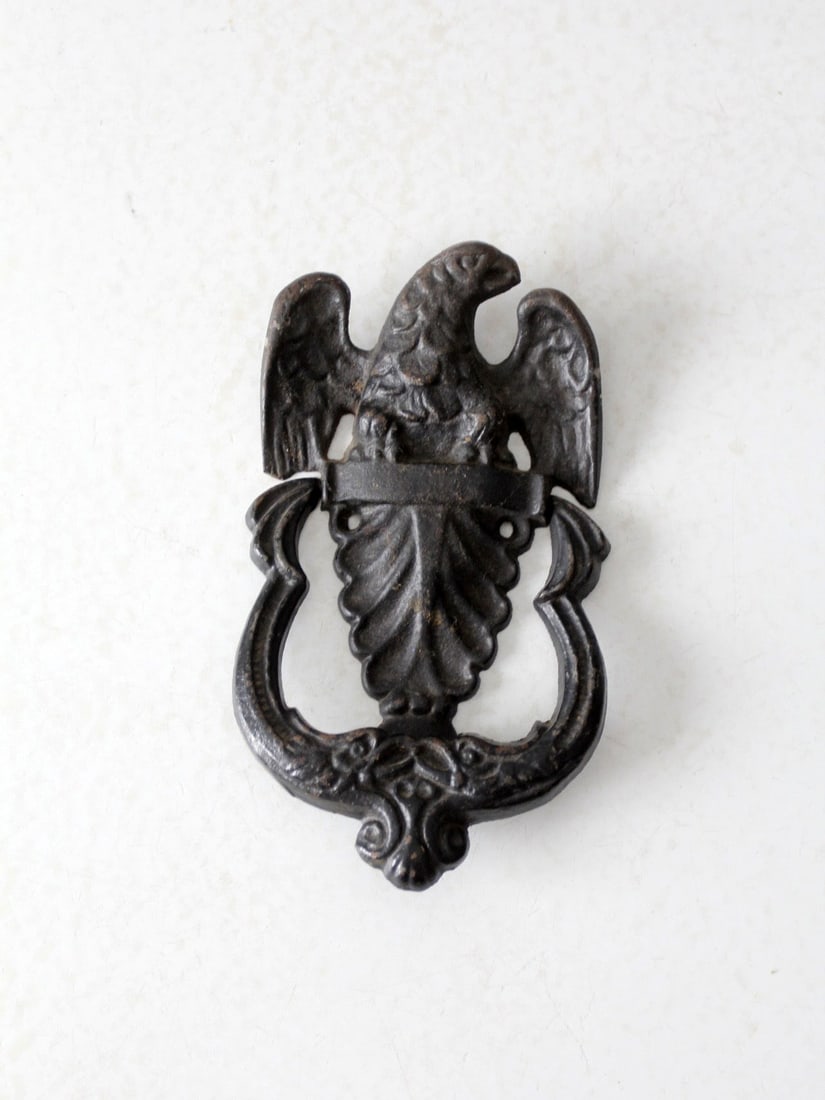 Vintage Cast Iron Eagle Door Knocker 7 inch Classic American Design: Vintage Cast Iron Eagle Door Knocker 7 inch Classic American Design Enhance your entryway with this vintage cast iron door knocker, showcasing a classic American eagle design. This piece brings a bold