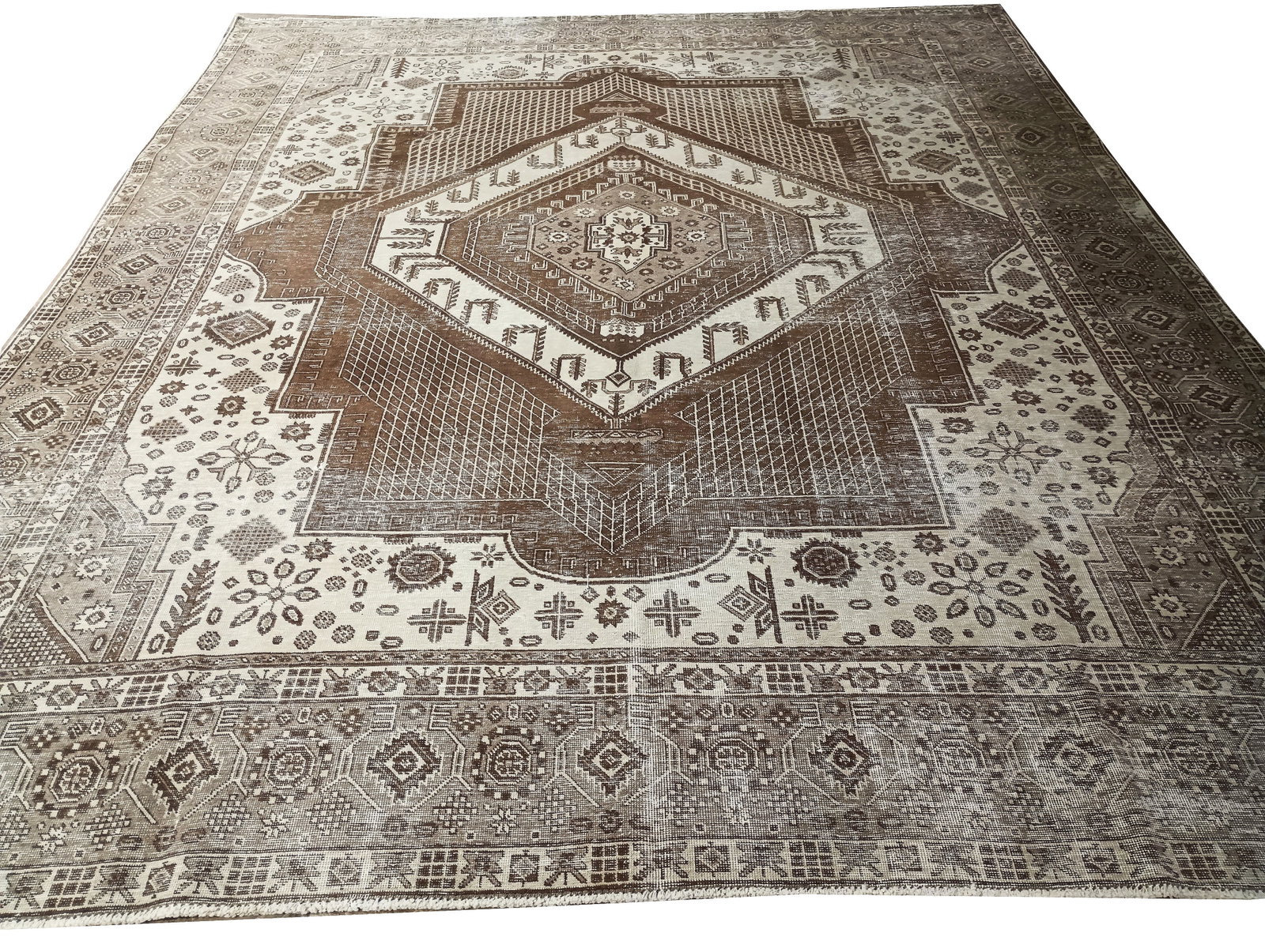 Brown Vintage Handmade Rug 9.6 x 12.0 ft Unique Design: Brown Vintage Handmade Rug 9.6 x 12.0 ft Unique Design Free continental US Shipping Enhance your space with this stunning 9.6 x 12.0 brown vintage handmade rug. Crafted with care, this rug brings a un