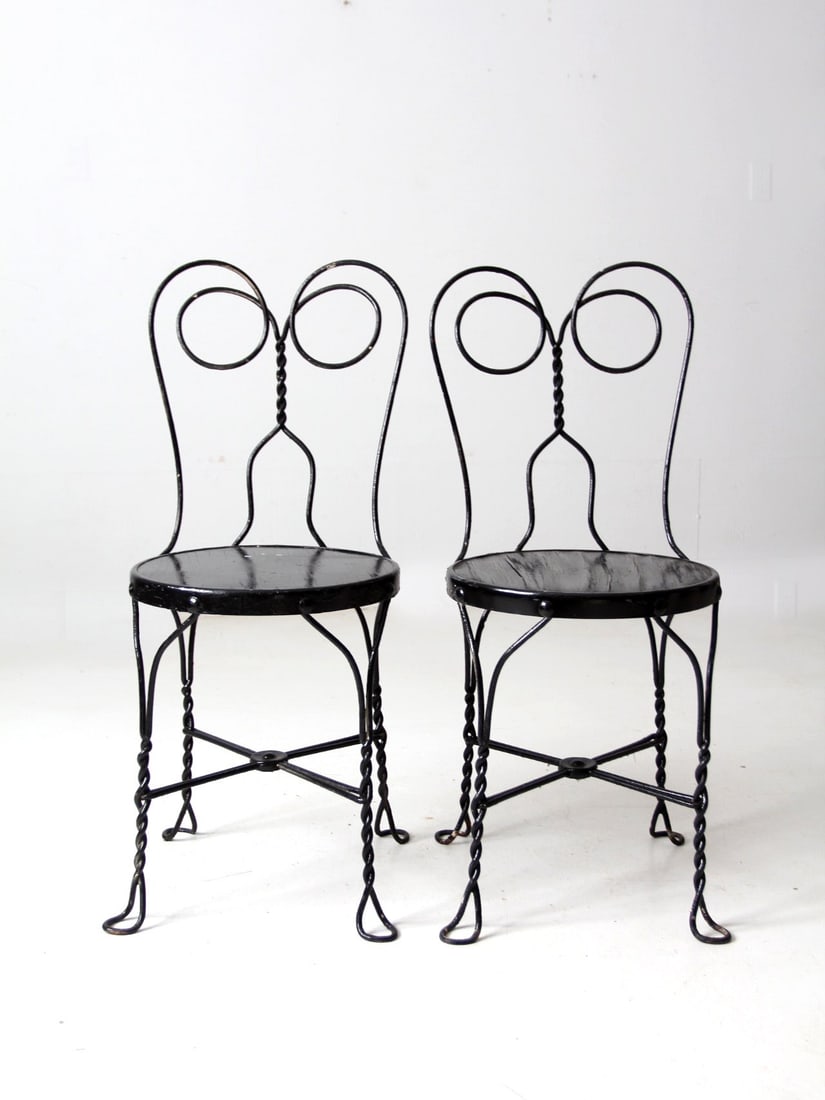 Vintage Wrought Iron Ice Cream Parlor Chairs Pair Early 20th Century: Vintage Wrought Iron Ice Cream Parlor Chairs Pair Early 20th Century This pair of antique ice cream parlor chairs, dating back to the early 20th century, showcases vintage wrought iron construction wi