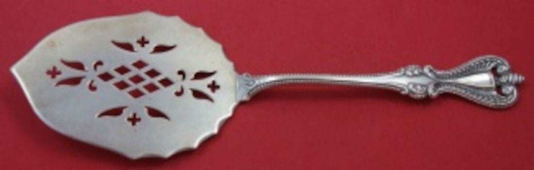 Towle Old Colonial Sterling Silver 8 Inch Waffle Server: Towle Old Colonial Sterling Silver 8 Inch Waffle Server This exquisite Old Colonial Waffle Server from Towle is a magnificent example of sterling silver craftsmanship. Measuring 8 inches in length, th
