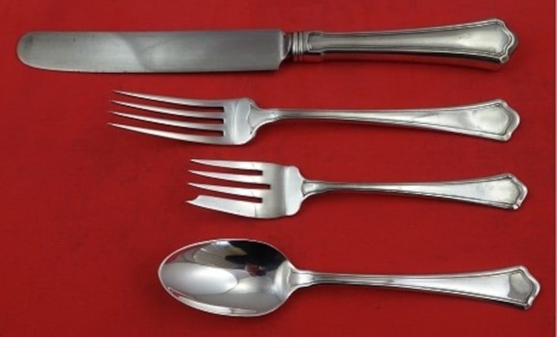 Wallace Washington Sterling Silver 4pc Regular Size Flatware Set: Wallace Washington Sterling Silver 4pc Regular Size Flatware Set Elevate your dining experience with this exquisite 4-piece place setting in the Washington pattern by Wallace. Crafted from high-qualit