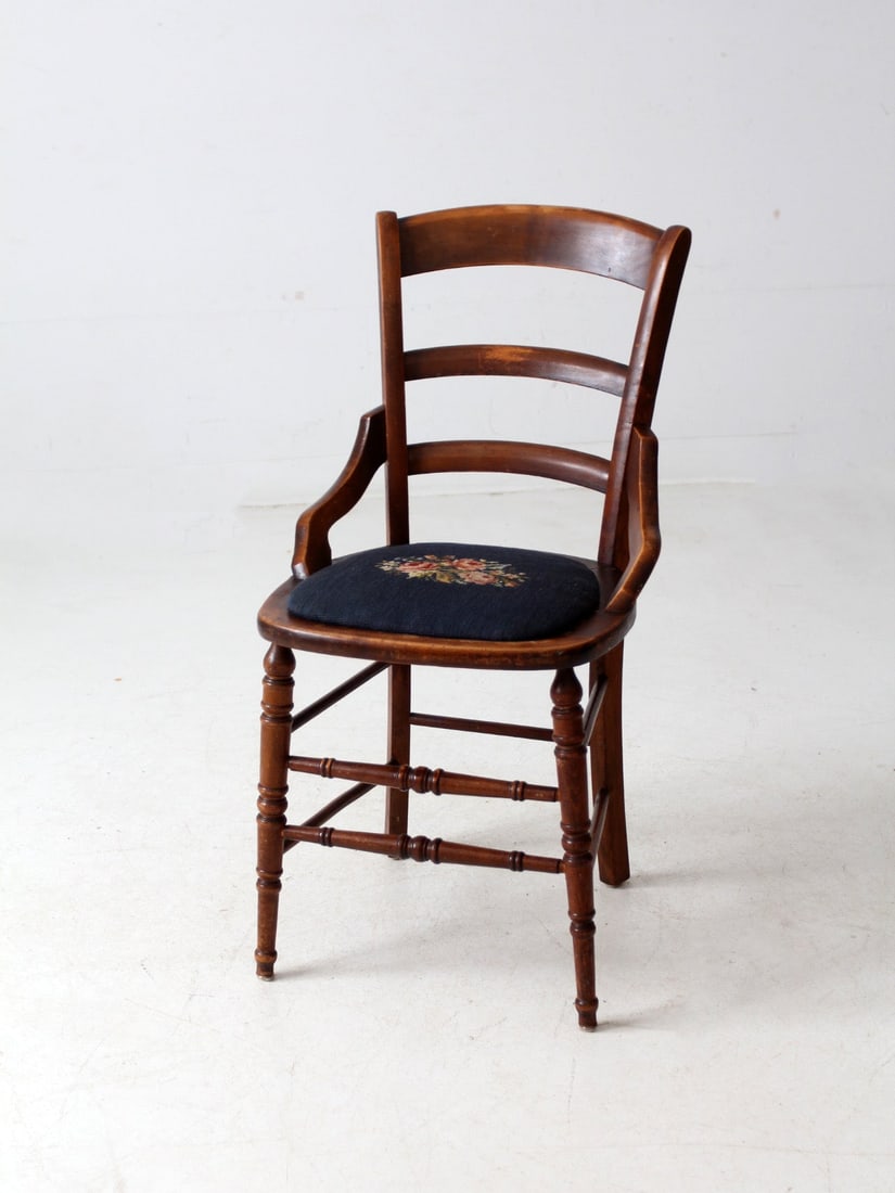 Antique American Colonial Accent Chair with Blue Needlepoint Seat: Antique American Colonial Accent Chair with Blue Needlepoint Seat This exquisite antique American Colonial-style accent chair is a perfect blend of craftsmanship and elegance, dating back to the turn 