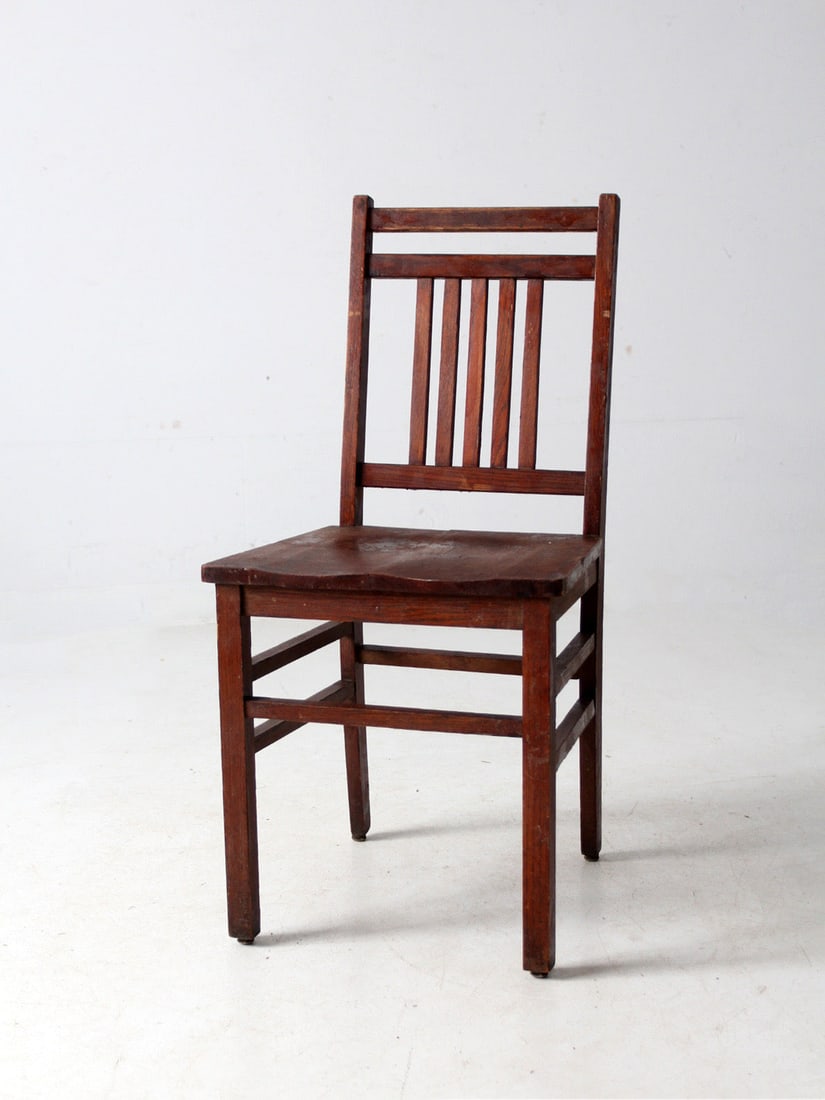 Wood Slat Back Chair with Arts and Crafts Style Design: Wood Slat Back Chair with Arts and Crafts Style Design This vintage slat-back chair is inspired by Arts and Crafts design, featuring strong vertical lines and a solid wood seat. The chair offers a set