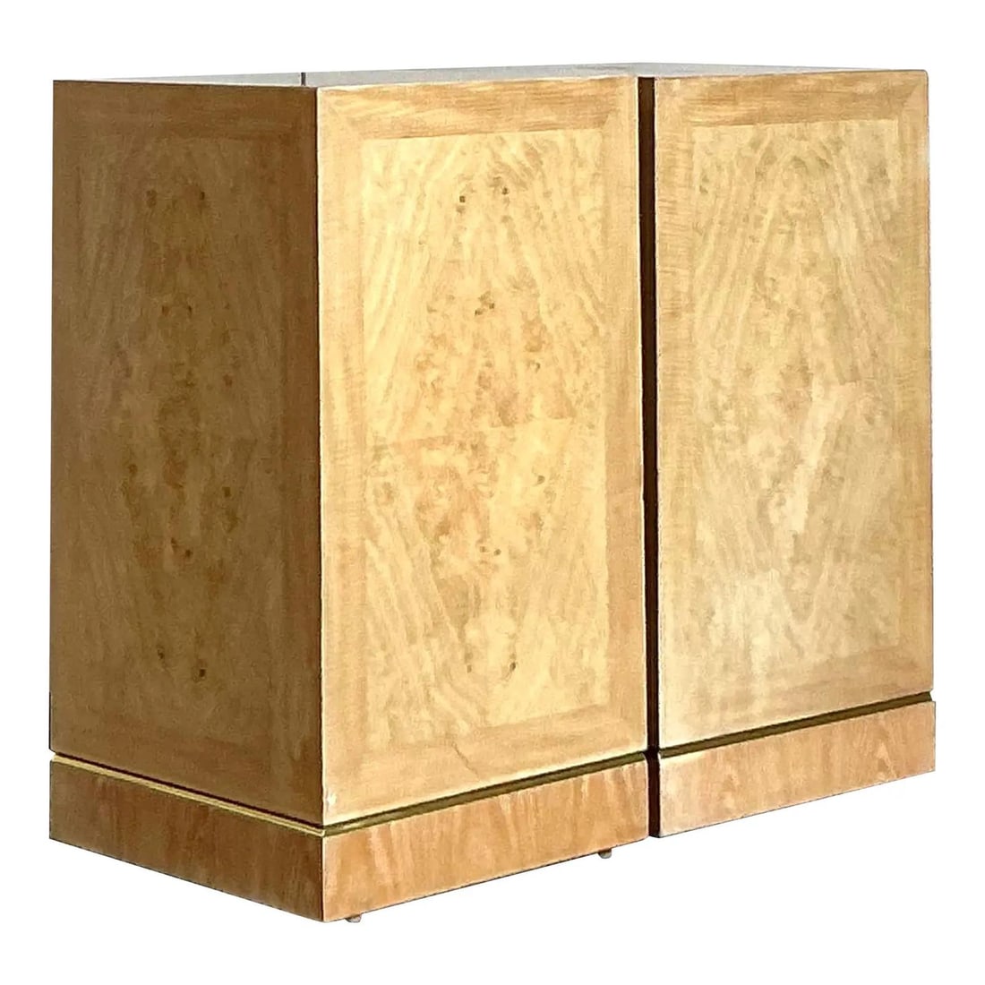 Pair of Bookmatched Burl Wood Pedestals in Minimalist Style: Pair of Bookmatched Burl Wood Pedestals in Minimalist Style This pair of vintage Drexel Heritage pedestals features a striking bookmatched burl wood veneer, highlighting the organic, symmetrical grain
