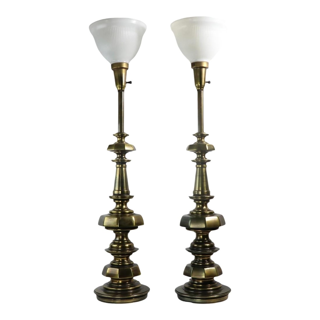 Elegant Brass Stiffel Table Lamps Pair for Home Decor: Elegant Brass Stiffel Table Lamps Pair for Home Decor This impressive pair of table lamps by Stiffel showcases a gutsy yet sophisticated design that enhances both traditional and modern interiors. Wit