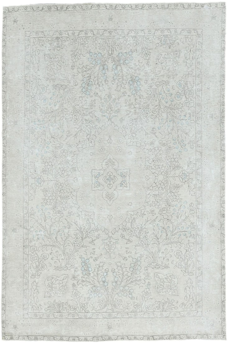 Handmade Wool Oriental Area Rug 6'5 x 9'10 Vintage Floral Pattern: Handmade Wool Oriental Area Rug 6'5 x 9'10 Vintage Floral Pattern This exquisite vintage handmade Oriental rug features a beautiful floral design in muted colors, perfect for enhancing the charm of an