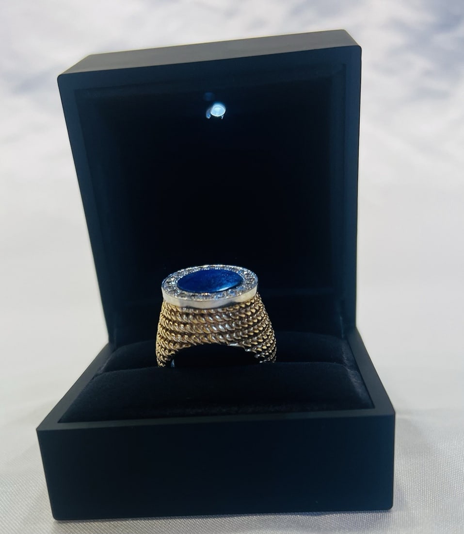 Hammerman Brothers 14k Lapis Diamond Ring Size 7.5: Hammerman Brothers 14k Lapis Diamond Ring Size 7.5 This Hammerman Brothers ring is crafted from 14k white and yellow gold and features both diamond and lapis stones. Designed for both men and women, t