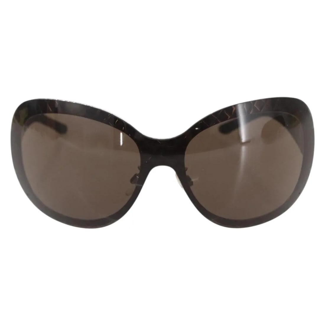 Chanel Logo CC Brown Plastic Sunglasses with Case: Chanel Logo CC Brown Plastic Sunglasses with Case These Chanel Logo CC sunglasses feature a classic design crafted from brown plastic. Designed for women, they offer a stylish look with the iconic Cha