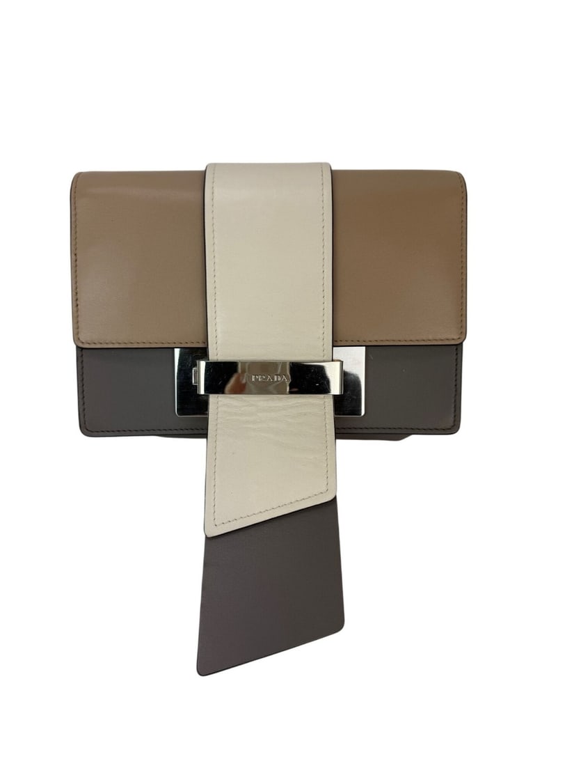 Prada Cahier Beige Gray Leather Crossbody Clutch Bag: Prada Cahier Beige Gray Leather Crossbody Clutch Bag Elevate your accessory game with the Prada Cahier Crossbody Clutch Bag, crafted from premium beige-gray calfskin leather. This stylish rectangular 