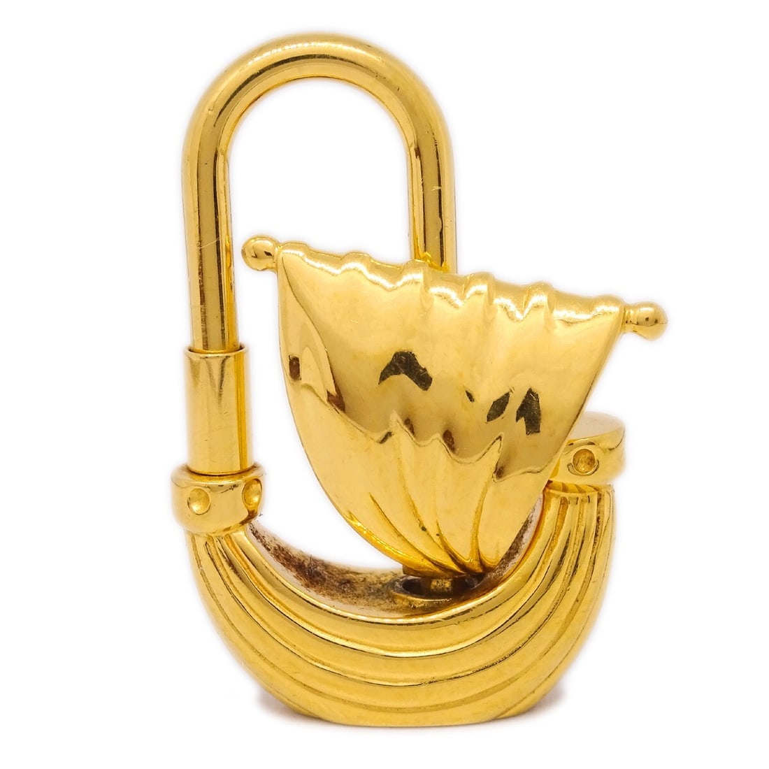 Hermes L Air de Paris Yacht Cadena Gold Plated Bag Charm 2006: Hermes L Air de Paris Yacht Cadena Gold Plated Bag Charm 2006 Limited edition 2006 Hermes L' Air de Paris Yacht Cadena lock bag charm in gold-plated metal. This vintage unisex charm is presented in ve
