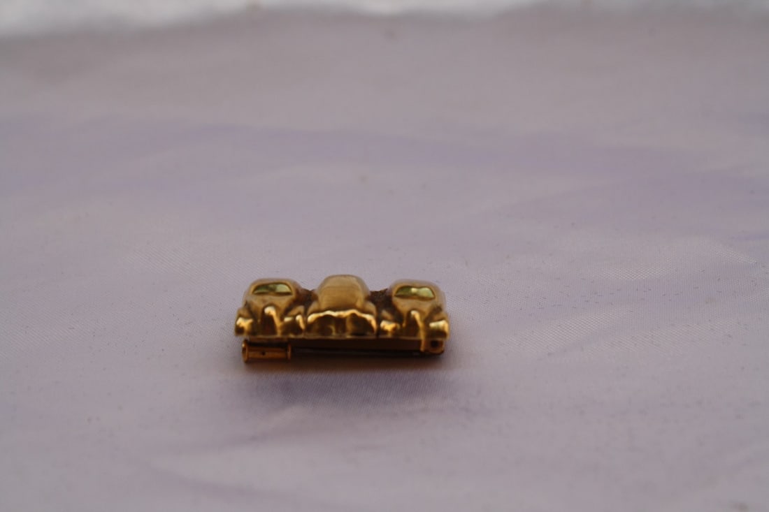Art Deco French 18K Gold Cars Brooch Vintage Pin: Art Deco French 18K Gold Cars Brooch Vintage Pin This exquisite Art Deco French brooch, crafted from 18K gold, showcases a stunning design of cars, reflecting the elegance of its era. With remarkable 