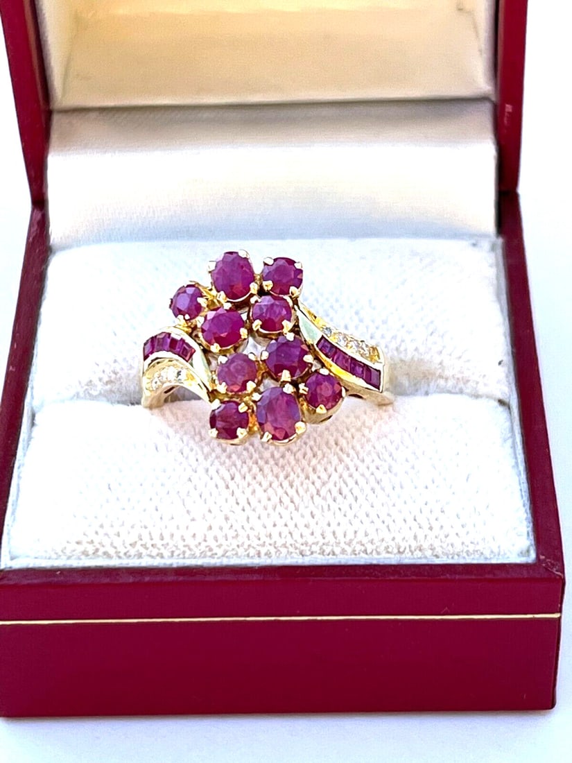 Stunning 18K Yellow Gold Ruby Ring with GIA Certificate 3ct: Stunning 18K Yellow Gold Ruby Ring with GIA Certificate 3ct This stunning ring features 18K yellow gold and showcases a magnificent ruby at its center. Accompanied by a GIA certificate, the ring conta