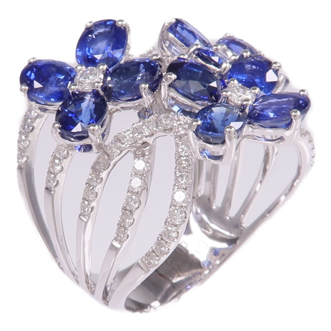 18K White Gold Ring with Sapphire and Diamond Accents Size 7.5: 18K White Gold Ring with Sapphire and Diamond Accents Size 7.5 This elegant women's ring features a vivid blue sapphire as the main stone, set in 18K white gold. The ring is accented with sparkling di