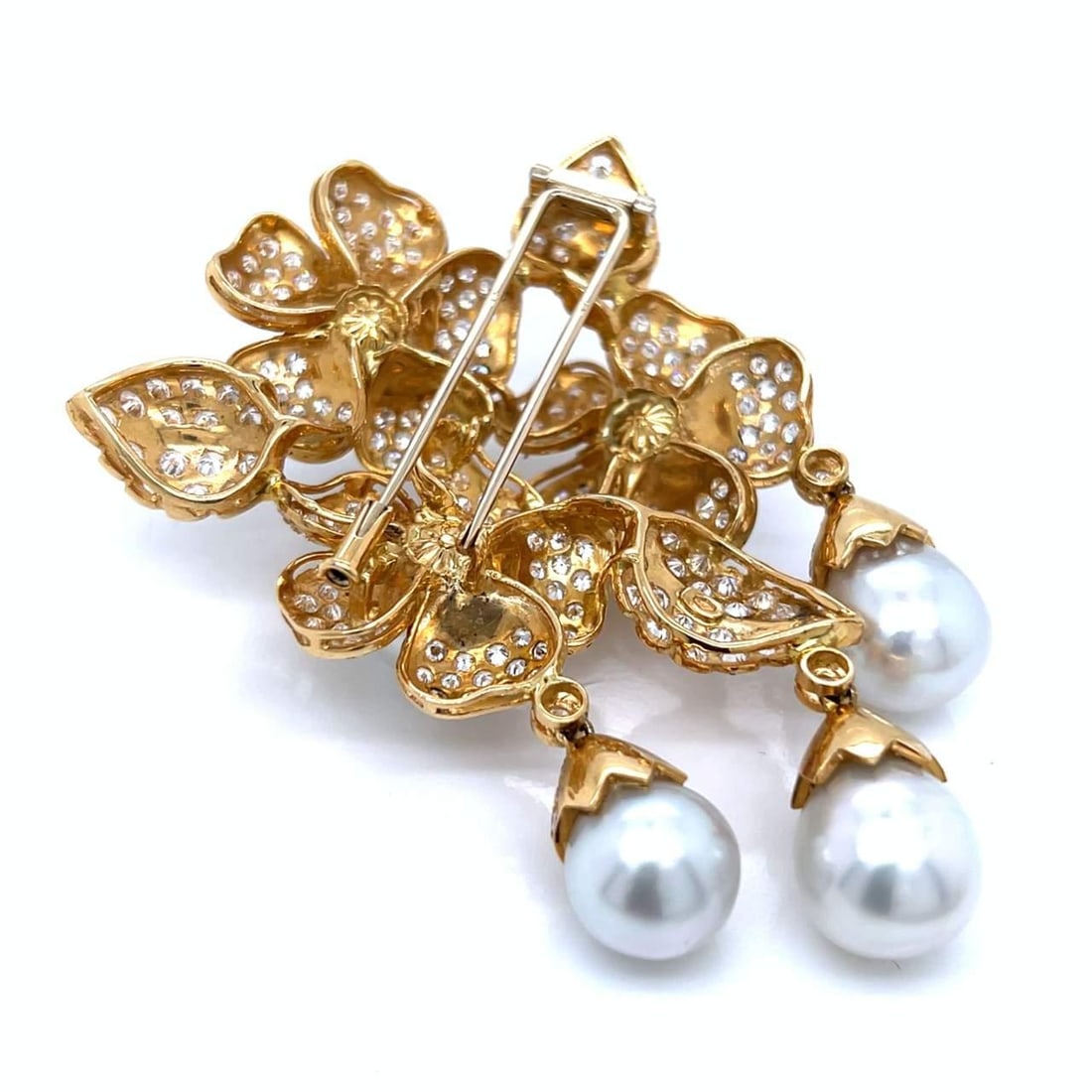 Exquisite 18K Yellow Gold Brooch with South Sea Pearls and Diamonds: Exquisite 18K Yellow Gold Brooch with South Sea Pearls and Diamonds This exquisite brooch is crafted from 18K yellow gold and features a stunning arrangement of 291 diamonds totaling approximately 14.