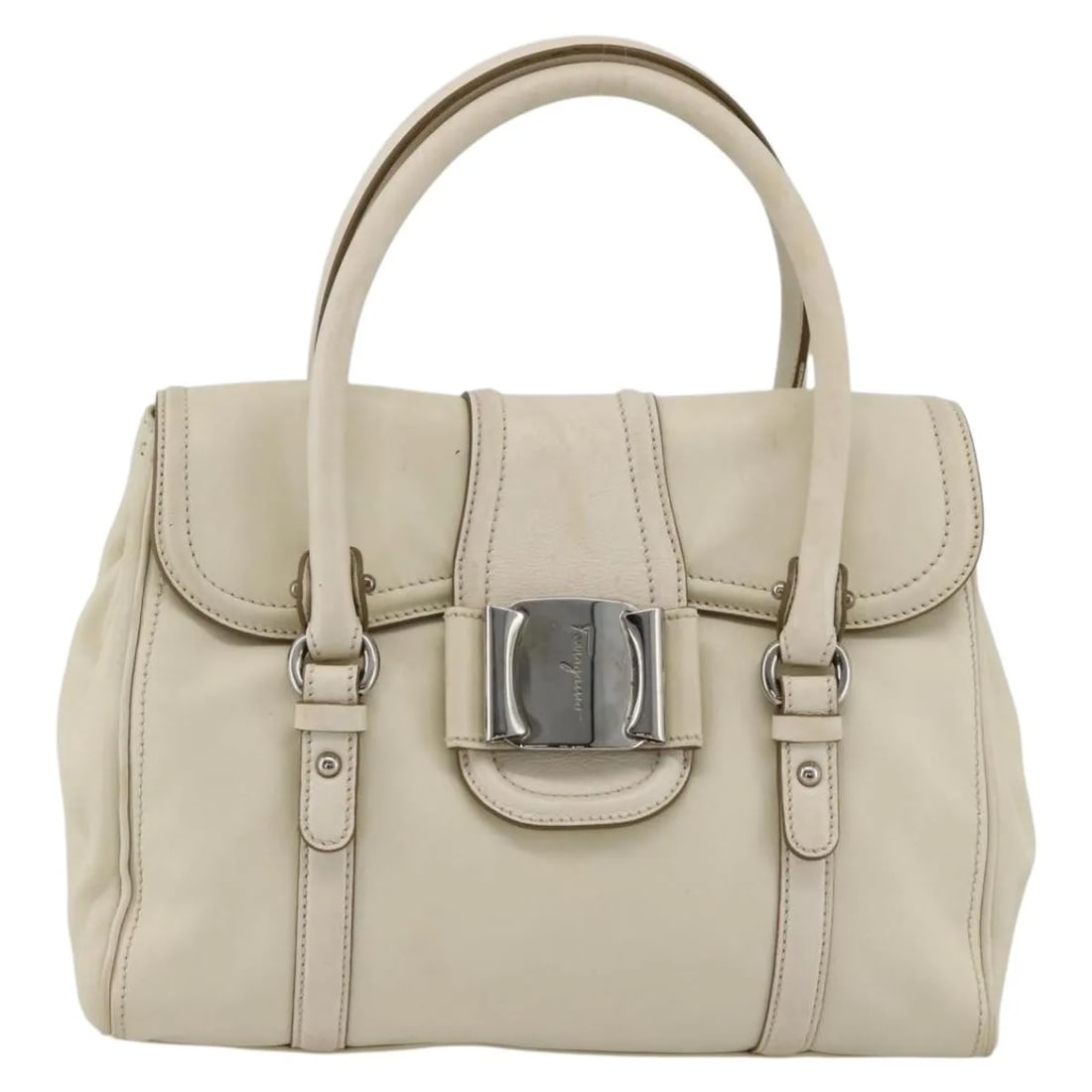 Salvatore Ferragamo Vintage Handbag White Leather Italy: Salvatore Ferragamo Vintage Handbag White Leather Italy This Salvatore Ferragamo vintage handbag is crafted from white leather and designed for women. Made in Italy, it features a classic style with v
