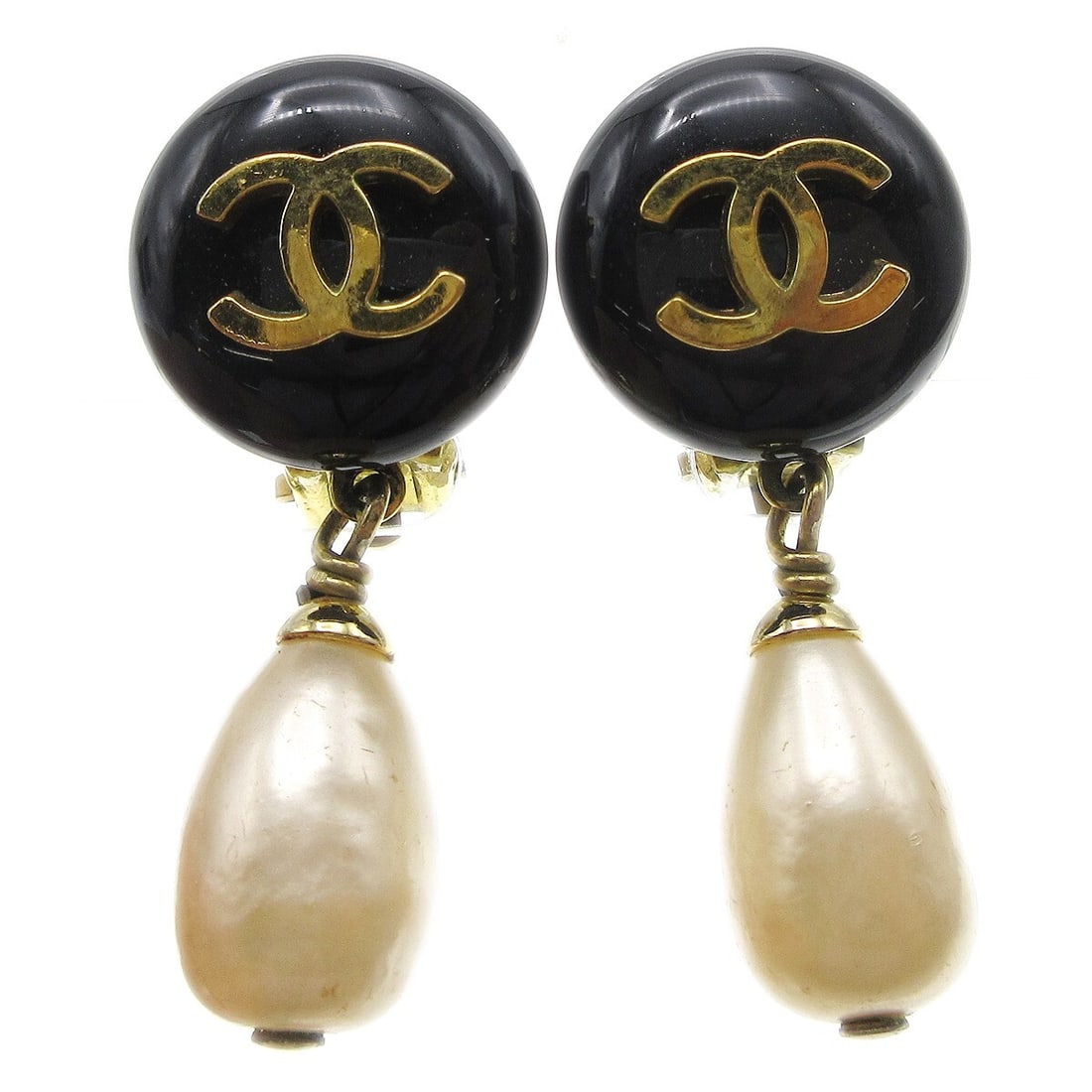 Chanel 94A clip on dangle earrings with artificial pearl black: Chanel 94A clip on dangle earrings with artificial pearl black Pair of Chanel clip-on dangle earrings featuring black accents and artificial pearl drops. Made in France, these earrings are crafted in 