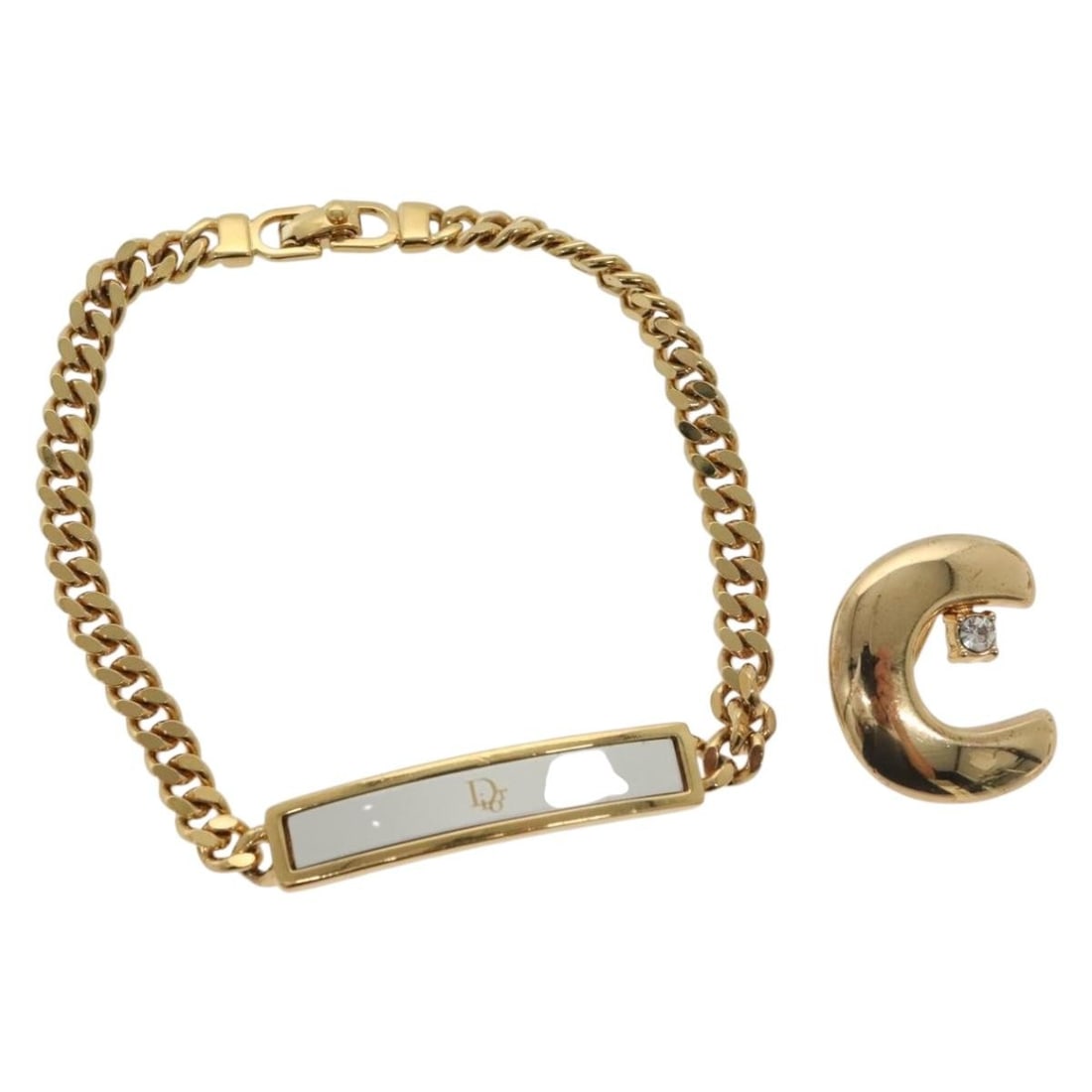 Christian Dior Gold Metal Brooch Set 2 Pieces Authentic: Christian Dior Gold Metal Brooch Set 2 Pieces Authentic This exquisite Christian Dior brooch showcases a timeless design crafted from high-quality metal with a luxurious gold finish. The brooch featur