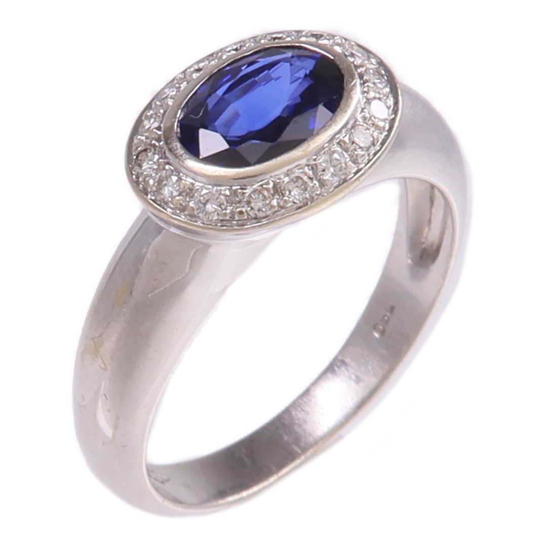 Blue Sapphire and Diamond 18K White Gold Women's Ring Size US 6: Blue Sapphire and Diamond 18K White Gold Women's Ring Size US 6 This elegant women's ring features a vibrant blue sapphire accented with sparkling diamonds, set in 18K white gold. The ring is designed