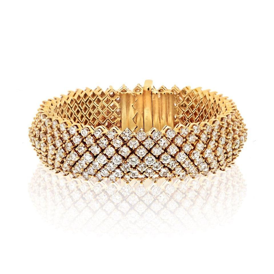 18K Yellow Gold 21 Carat Diamond Carpet Bracelet 322 Diamonds: 18K Yellow Gold 21 Carat Diamond Carpet Bracelet 322 Diamonds This stunning 18K yellow gold bracelet features a luxurious "carpet" style design, adorned with an impressive total of 322 round diamonds,